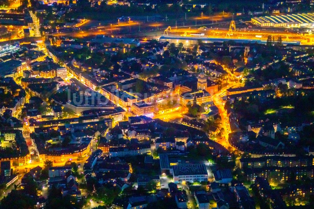 Witten bei Nacht aus der Vogelperspektive: Nachtluftbild Gebäude der Stadtverwaltung - Rathaus Witten in Witten im Bundesland Nordrhein-Westfalen, Deutschland