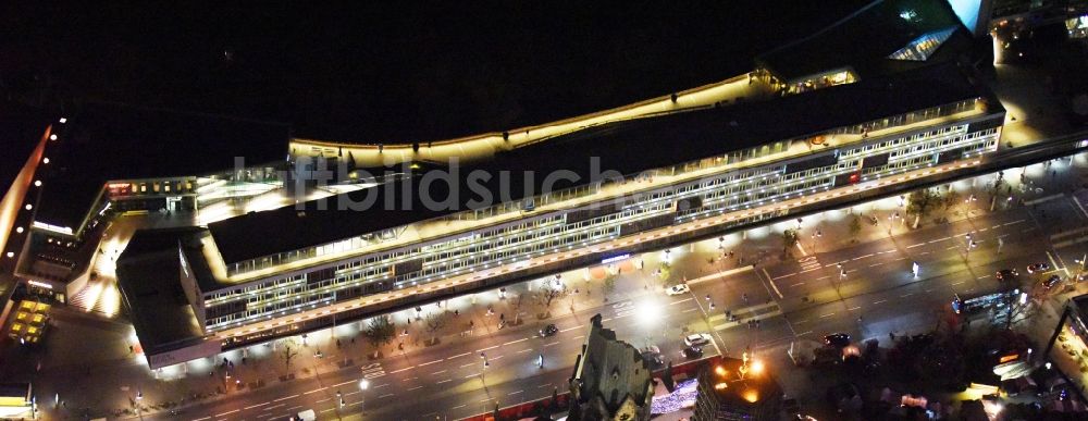 Berlin bei Nacht von oben - Nachtluftbild Gebäudeensemble Bikinihaus in der Budapester Straße im Bezirk Charlottenburg in Berlin