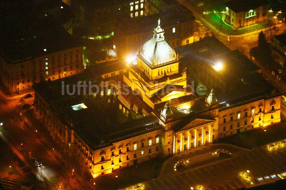 Nacht-Luftaufnahme Leipzig - Nachtluftbild Gebäudekomplex des Bundesverwaltungsgericht am Simsonplatz - Gericht in im Ortsteil Zentrum-Süd in Leipzig im Bundesland Sachsen