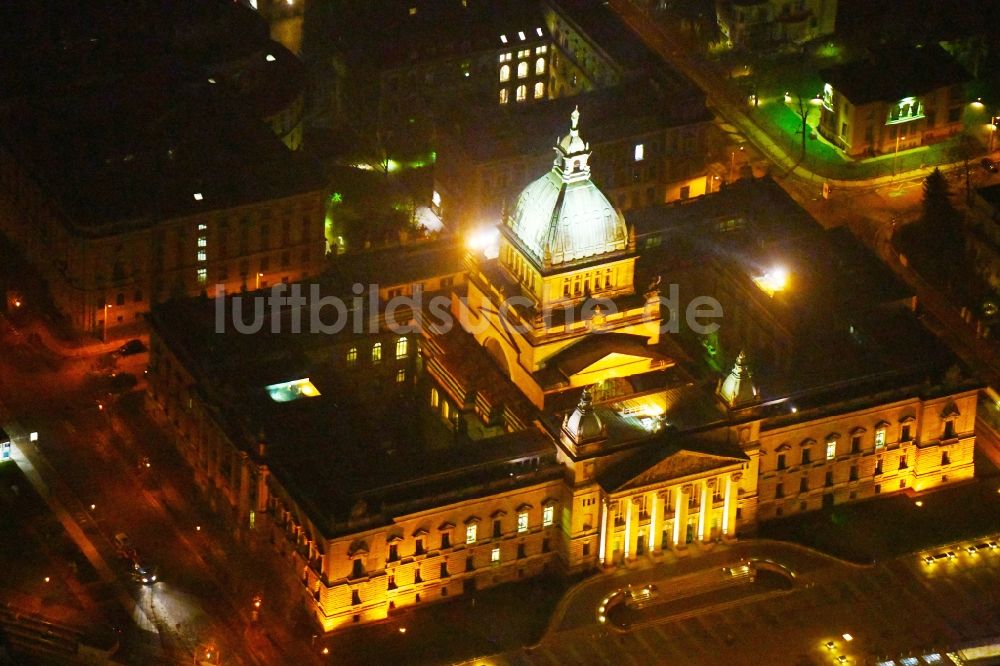 Leipzig bei Nacht von oben - Nachtluftbild Gebäudekomplex des Bundesverwaltungsgericht am Simsonplatz - Gericht in im Ortsteil Zentrum-Süd in Leipzig im Bundesland Sachsen