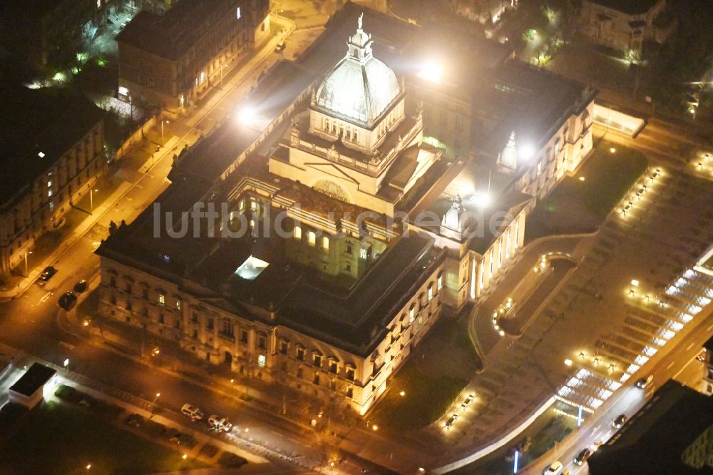 Leipzig bei Nacht von oben - Nachtluftbild Gebäudekomplex des Bundesverwaltungsgericht am Simsonplatz - Gericht in im Ortsteil Zentrum-Süd in Leipzig im Bundesland Sachsen