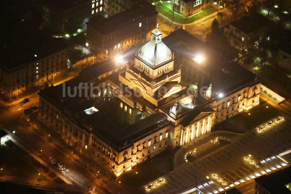 Leipzig bei Nacht aus der Vogelperspektive: Nachtluftbild Gebäudekomplex des Bundesverwaltungsgericht am Simsonplatz - Gericht in im Ortsteil Zentrum-Süd in Leipzig im Bundesland Sachsen