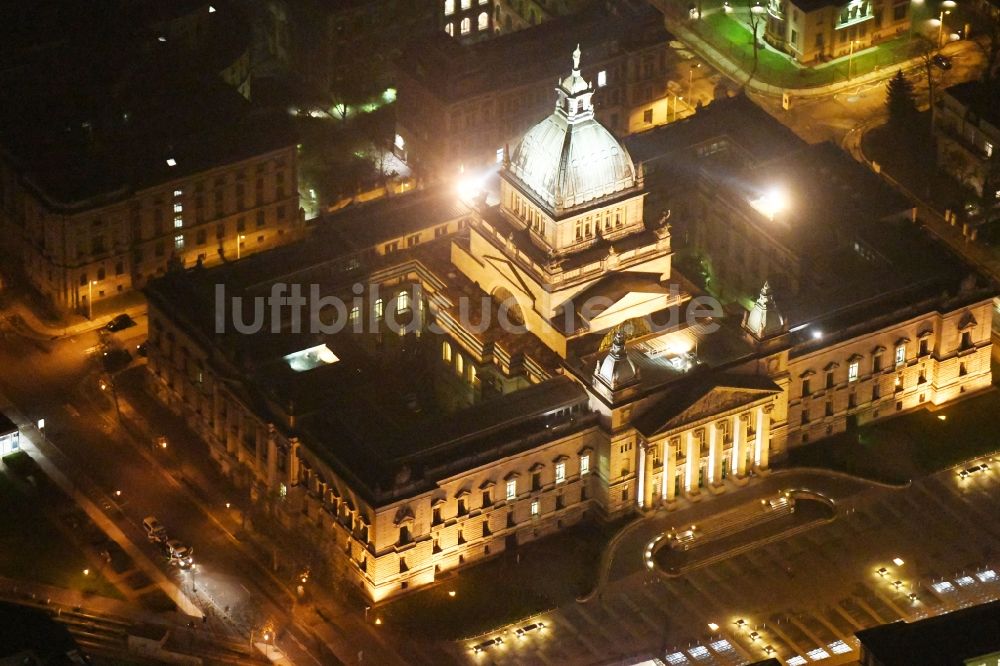 Nacht-Luftaufnahme Leipzig - Nachtluftbild Gebäudekomplex des Bundesverwaltungsgericht am Simsonplatz - Gericht in im Ortsteil Zentrum-Süd in Leipzig im Bundesland Sachsen