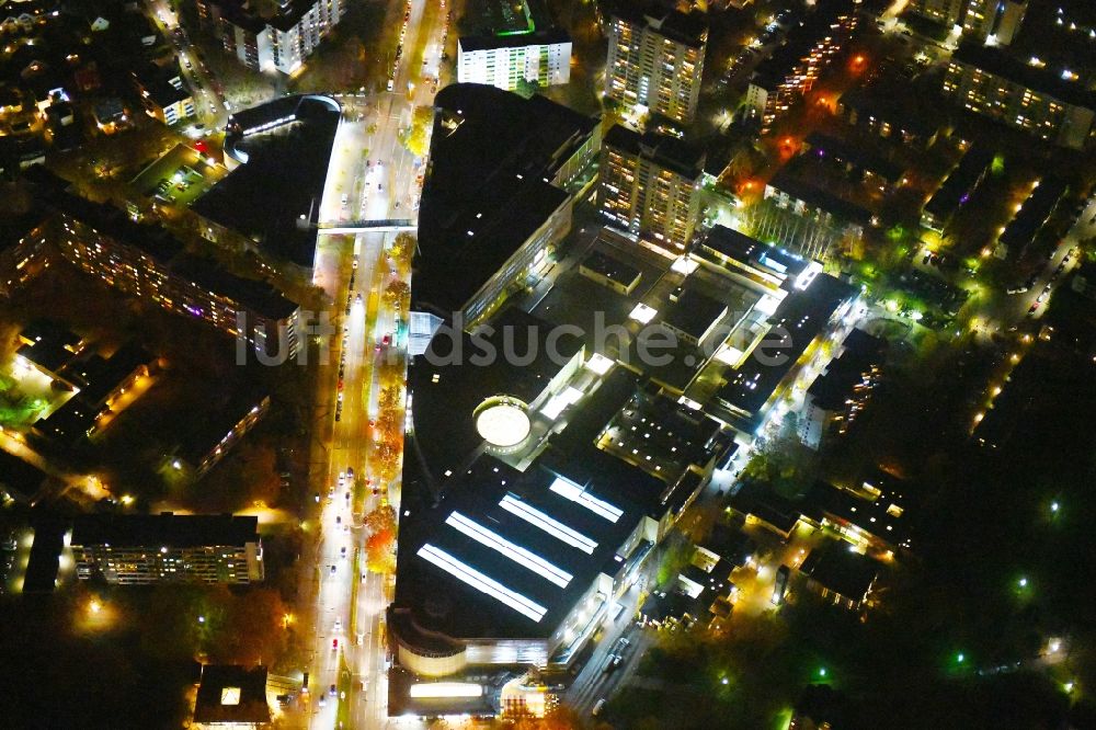 Nachtluftbild Berlin - Nachtluftbild Gebäudekomplex des Einkaufszentrums Gropius Passagen im Ortsteil Gropiusstadt im Bezirk Neukölln in Berlin