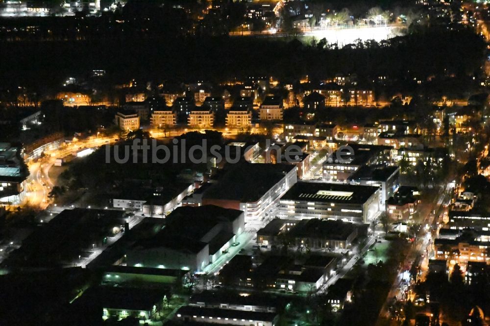 Potsdam bei Nacht von oben - Nachtluftbild Gebäudekomplex des Filmpark Babelsberg August-Bebel-Straße im Ortsteil Babelsberg in Potsdam im Bundesland Brandenburg