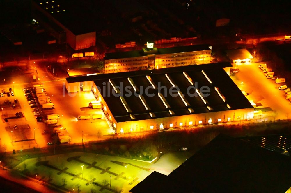 Hennigsdorf bei Nacht aus der Vogelperspektive: Nachtluftbild Gebäudekomplex und Gelände des Logistikzentrums Deutsche Post Briefzentrum Henningsdorf in Hennigsdorf im Bundesland Brandenburg, Deutschland