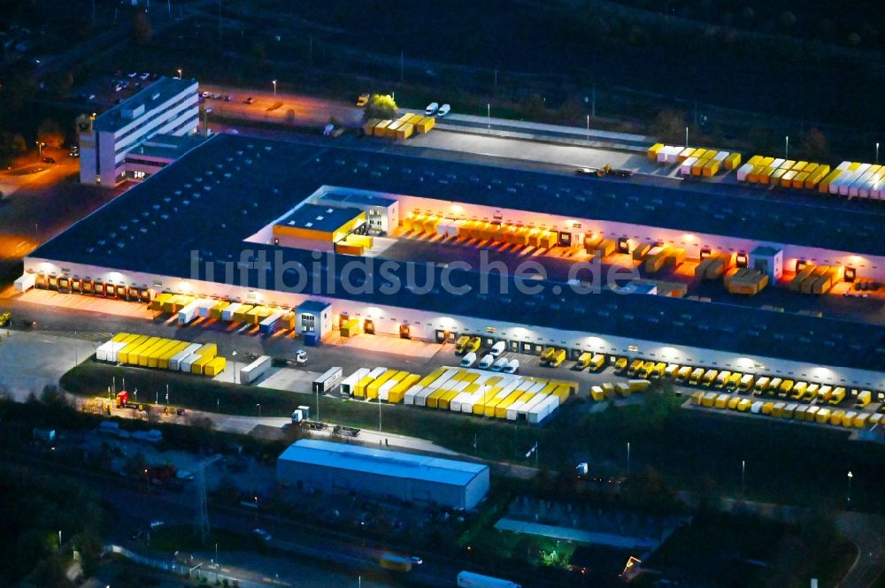 Osterweddingen bei Nacht aus der Vogelperspektive: Nachtluftbild Gebäudekomplex und Gelände des Logistikzentrums DHL - Paketzentrum in Osterweddingen im Bundesland Sachsen-Anhalt, Deutschland