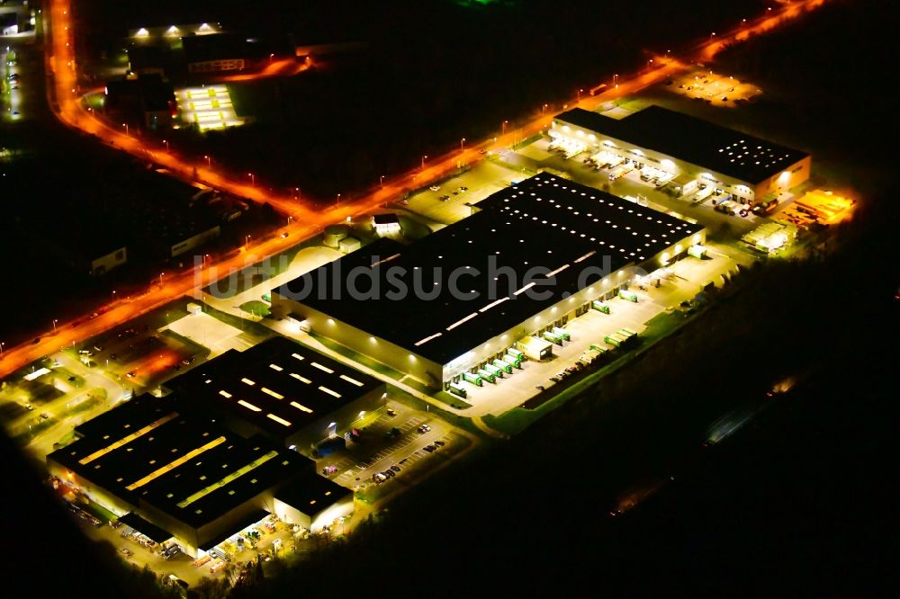 Nacht-Luftaufnahme Wustermark - Nachtluftbild Gebäudekomplex und Gelände des Logistikzentrums der J&S GmbH Automotive Technology und der Brüder Schlau GmbH & Co. KG in Wustermark im Bundesland Brandenburg, Deutschland