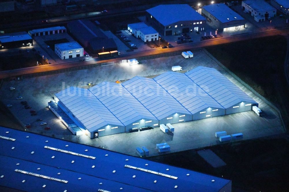 Wolfsburg bei Nacht aus der Vogelperspektive: Nachtluftbild Gebäudekomplex und Gelände des Logistikzentrums der Imperial Industrial Logistics GmbH im Ortsteil Neuhaus in Wolfsburg im Bundesland Niedersachsen, Deutschland