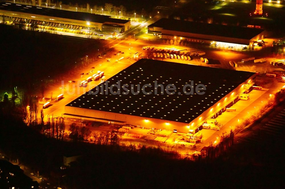 Nacht-Luftaufnahme Berlin - Nachtluftbild Gebäudekomplex und Gelände des Logistikzentrums der Rewe Logistik GmbH in Berlin, Deutschland