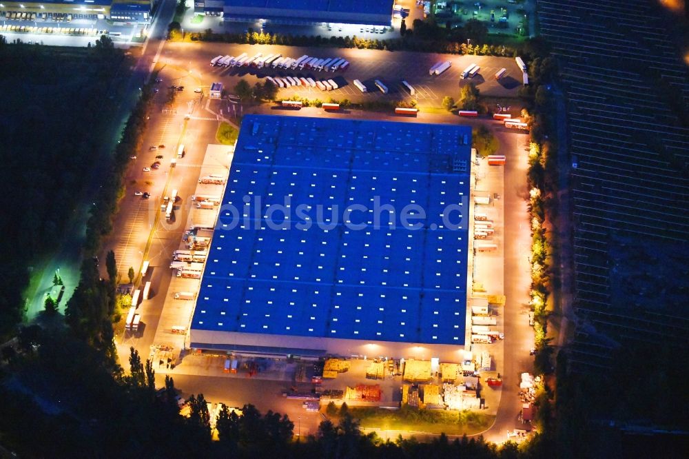 Nachtluftbild Berlin - Nachtluftbild Gebäudekomplex und Gelände des Logistikzentrums der Rewe Logistik GmbH in Berlin, Deutschland