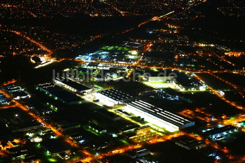 Nacht-Luftaufnahme Hoppegarten - Nachtluftbild Gebäudekomplex und Gelände des Logistikzentrums der Rhenus Home Delivery GmbH in der Industriestraße in Hoppegarten im Bundesland Brandenburg, Deutschland