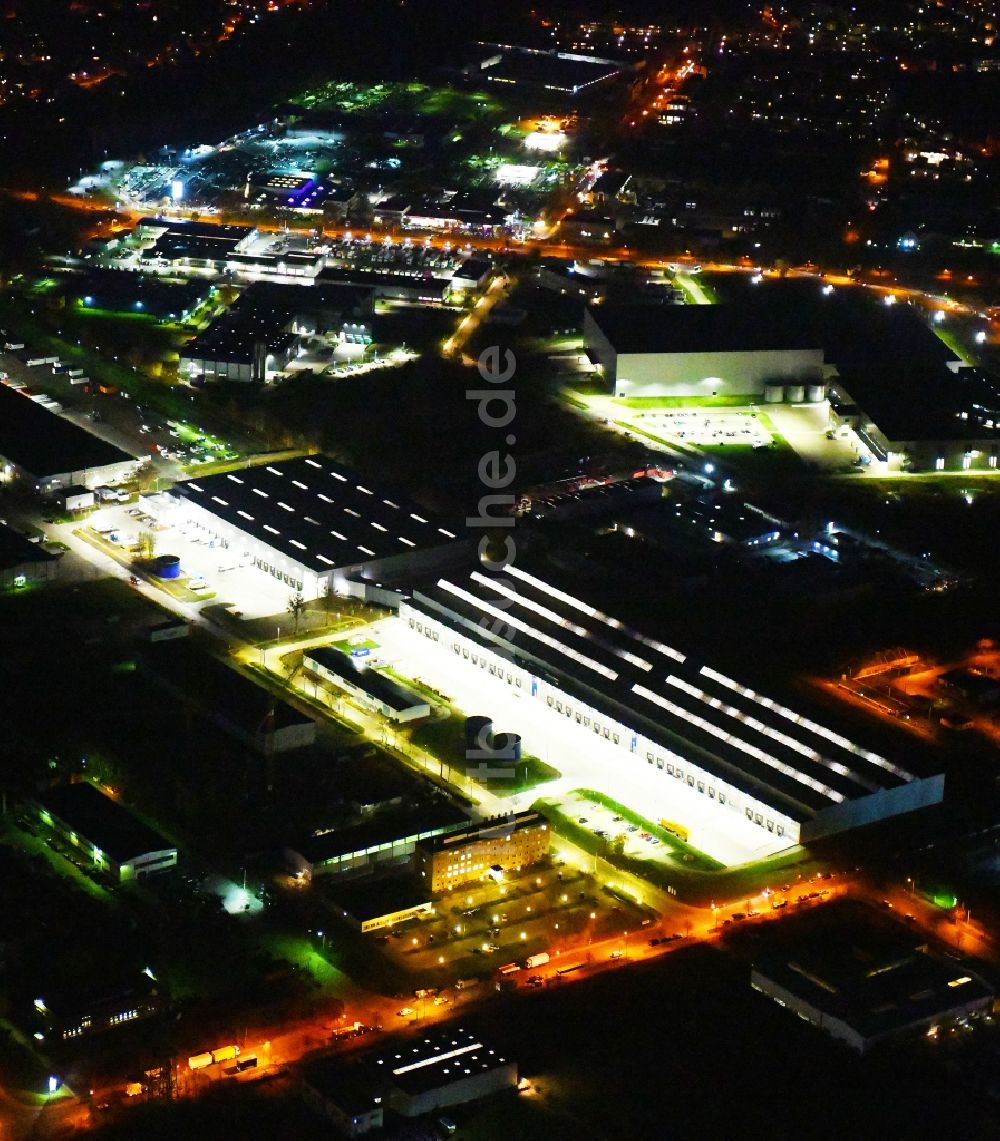 Hoppegarten bei Nacht von oben - Nachtluftbild Gebäudekomplex und Gelände des Logistikzentrums der Rhenus Home Delivery GmbH in der Industriestraße in Hoppegarten im Bundesland Brandenburg, Deutschland