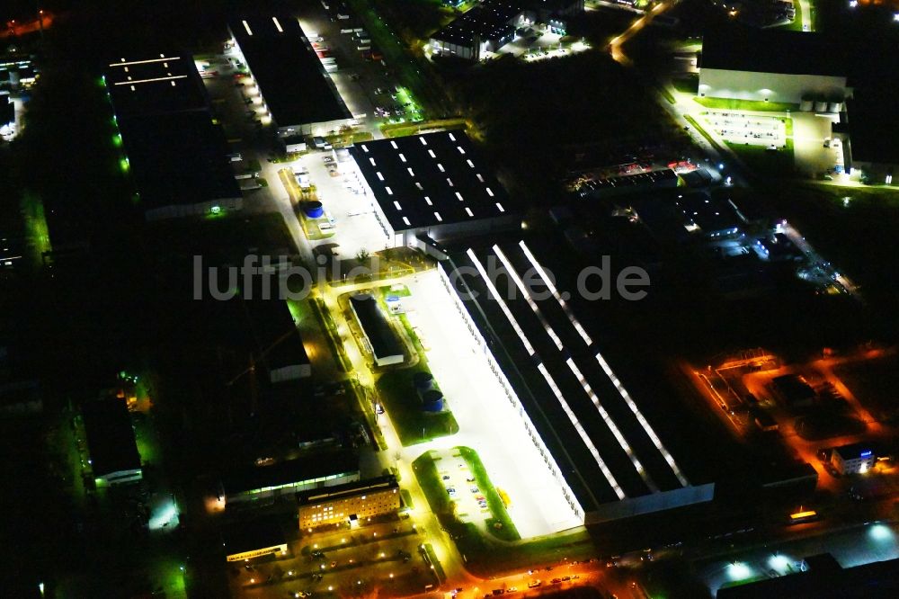 Hoppegarten bei Nacht aus der Vogelperspektive: Nachtluftbild Gebäudekomplex und Gelände des Logistikzentrums der Rhenus Home Delivery GmbH in der Industriestraße in Hoppegarten im Bundesland Brandenburg, Deutschland