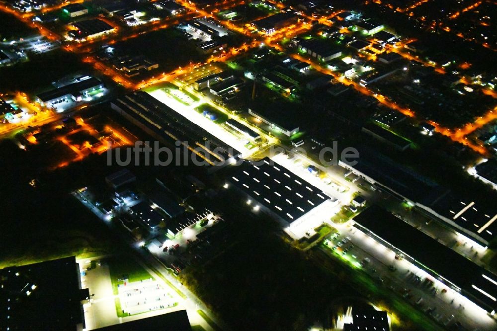 Hoppegarten bei Nacht von oben - Nachtluftbild Gebäudekomplex und Gelände des Logistikzentrums der Rhenus Home Delivery GmbH in der Industriestraße in Hoppegarten im Bundesland Brandenburg, Deutschland