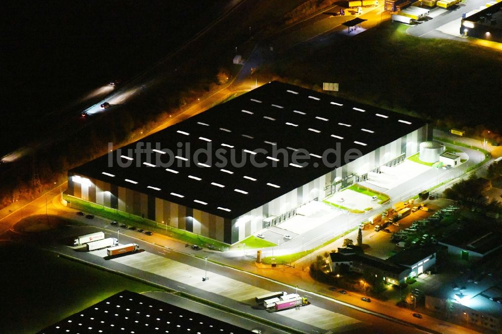 Radeburg bei Nacht aus der Vogelperspektive: Nachtluftbild Gebäudekomplex und Gelände Lokistikzentrum VGP Park-Dresden in Radeburg im Bundesland Sachsen, Deutschland