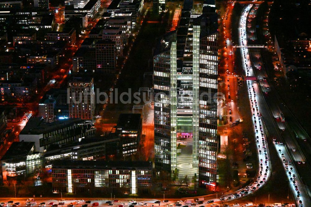 München bei Nacht aus der Vogelperspektive: Nachtluftbild Gebäudekomplex HighLight Towers im Ortsteil Schwabing-Freimann in München im Bundesland Bayern, Deutschland