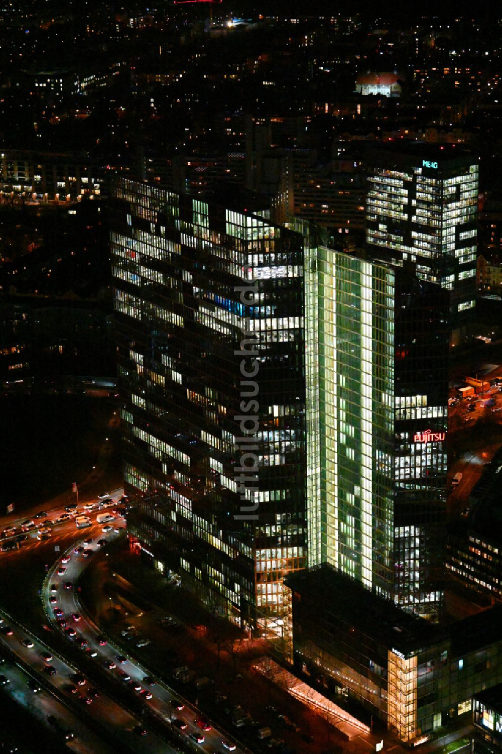 Nacht-Luftaufnahme München - Nachtluftbild Gebäudekomplex HighLight Towers im Ortsteil Schwabing-Freimann in München im Bundesland Bayern, Deutschland