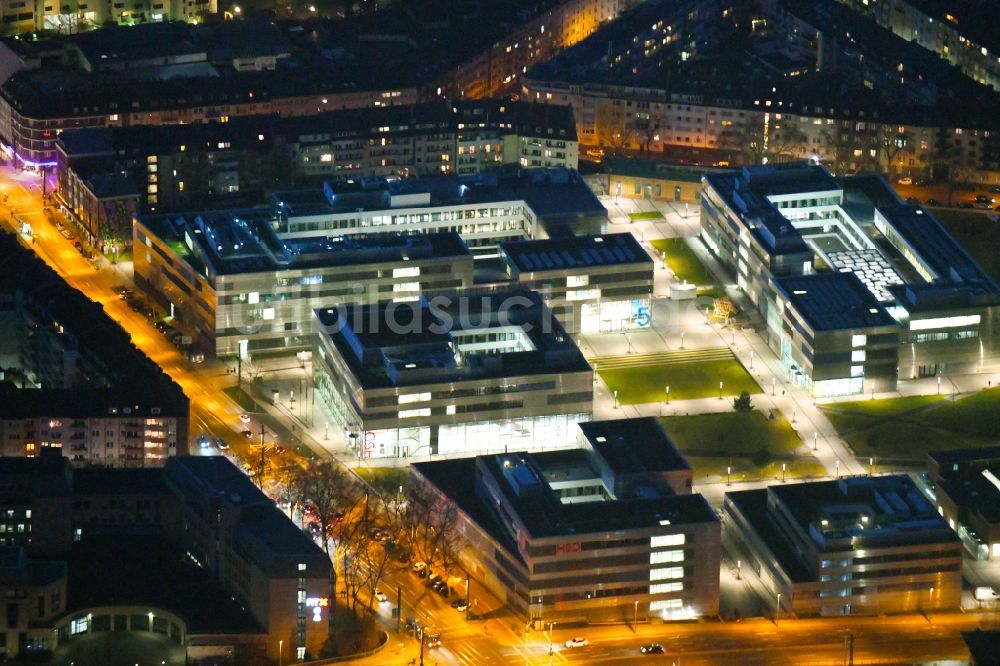 Düsseldorf bei Nacht aus der Vogelperspektive: Nachtluftbild Gebäudekomplex der Hochschule Düsseldorf - Campus Derendorf im Ortsteil Derendorf in Düsseldorf im Bundesland Nordrhein-Westfalen, Deutschland