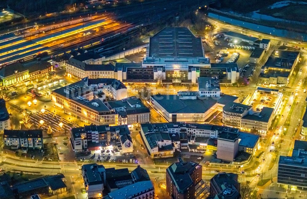 Hamm bei Nacht aus der Vogelperspektive: Nachtluftbild Gebäudekomplex der Hochschule SRH Hochschule für Logistik und Wirtschaft in Hamm im Bundesland Nordrhein-Westfalen, Deutschland