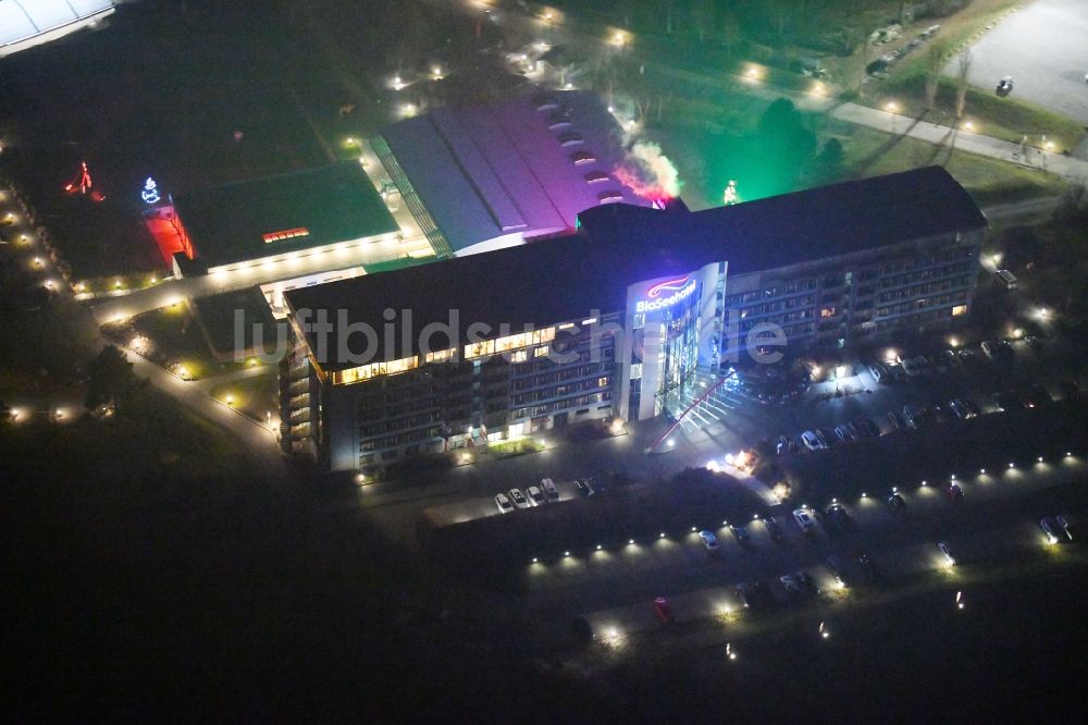 Zeulenroda-Triebes bei Nacht aus der Vogelperspektive: Nachtluftbild Gebäudekomplex der Hotelanlage Bio-Seehotel in Zeulenroda-Triebes im Bundesland Thüringen, Deutschland