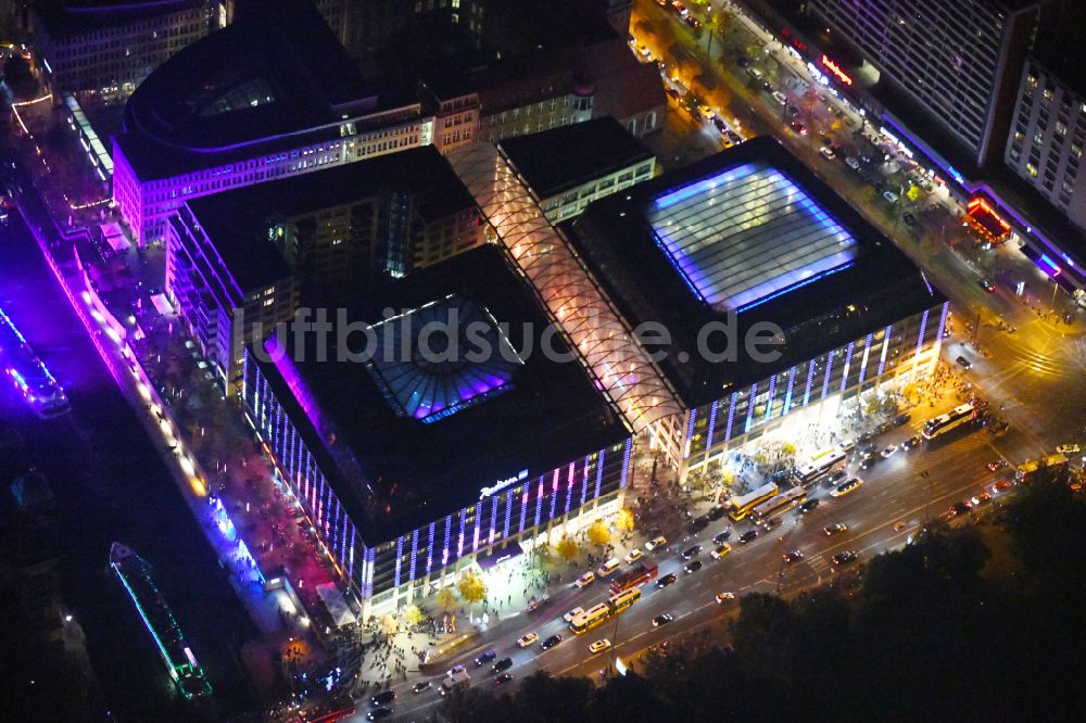 Berlin bei Nacht von oben - Nachtluftbild Gebäudekomplex der Hotelanlage City Quartier Dom Aquaree im Ortsteil Mitte in Berlin, Deutschland