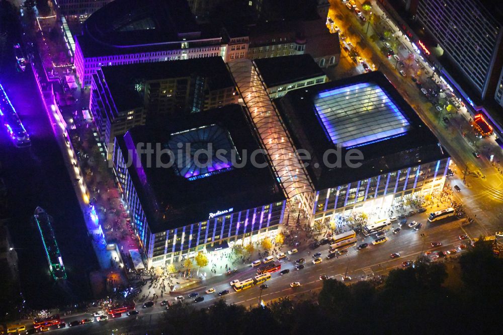 Nachtluftbild Berlin - Nachtluftbild Gebäudekomplex der Hotelanlage City Quartier Dom Aquaree im Ortsteil Mitte in Berlin, Deutschland