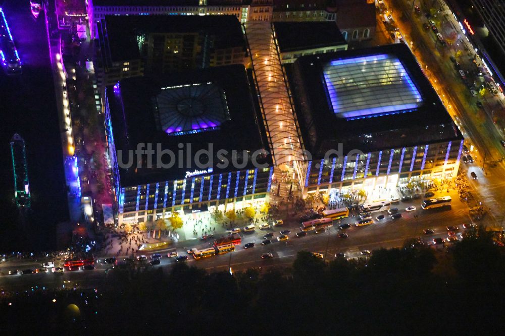 Nacht-Luftaufnahme Berlin - Nachtluftbild Gebäudekomplex der Hotelanlage City Quartier Dom Aquaree im Ortsteil Mitte in Berlin, Deutschland