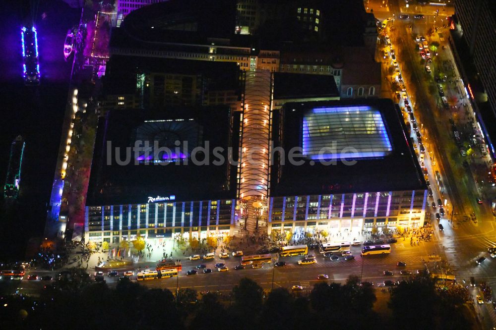 Berlin bei Nacht aus der Vogelperspektive: Nachtluftbild Gebäudekomplex der Hotelanlage City Quartier Dom Aquaree im Ortsteil Mitte in Berlin, Deutschland