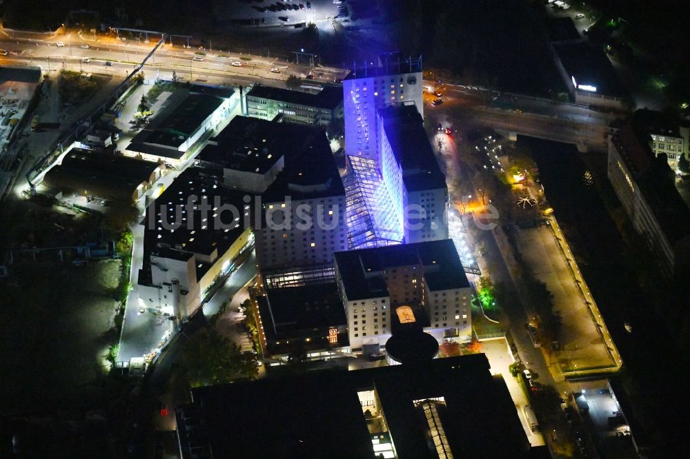 Berlin bei Nacht von oben - Nachtluftbild Gebäudekomplex der Hotelanlage Estrel Berlin im Ortsteil Neukölln in Berlin, Deutschland