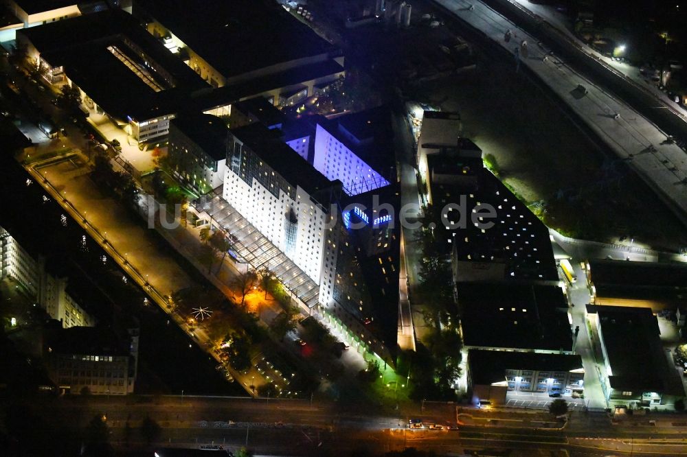 Nachtluftbild Berlin - Nachtluftbild Gebäudekomplex der Hotelanlage Estrel Berlin im Ortsteil Neukölln in Berlin, Deutschland