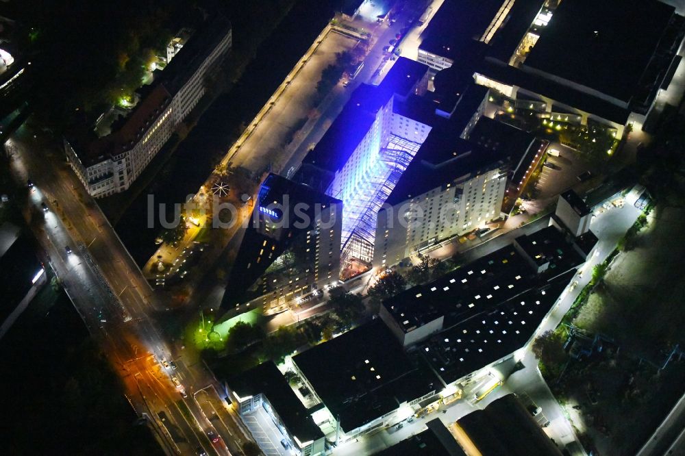 Nacht-Luftaufnahme Berlin - Nachtluftbild Gebäudekomplex der Hotelanlage Estrel Berlin im Ortsteil Neukölln in Berlin, Deutschland