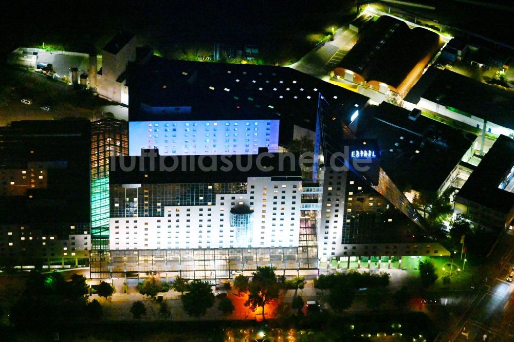 Berlin bei Nacht aus der Vogelperspektive: Nachtluftbild Gebäudekomplex der Hotelanlage Estrel Berlin im Ortsteil Neukölln in Berlin, Deutschland