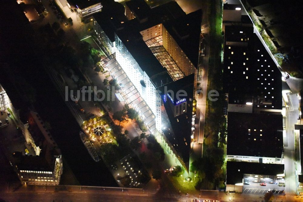 Nacht-Luftaufnahme Berlin - Nachtluftbild Gebäudekomplex der Hotelanlage Estrel im Stadtbezirk Neukölln in Berlin