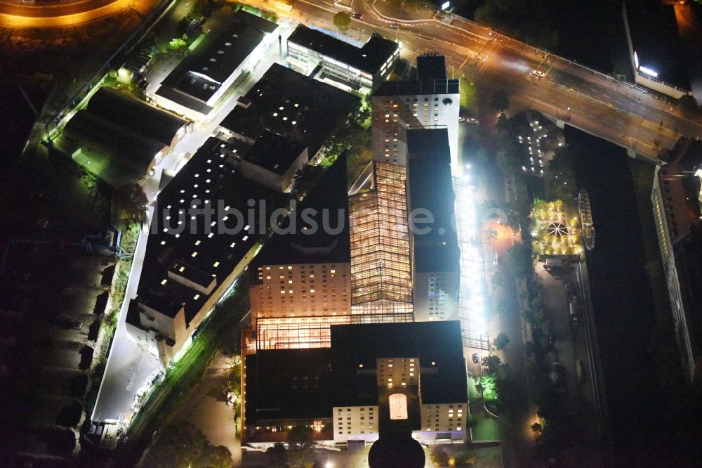 Berlin bei Nacht von oben - Nachtluftbild Gebäudekomplex der Hotelanlage Estrel im Stadtbezirk Neukölln in Berlin