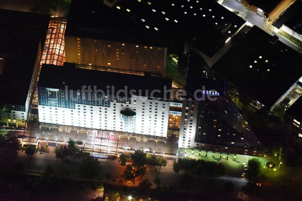 Berlin bei Nacht von oben - Nachtluftbild Gebäudekomplex der Hotelanlage Estrel im Stadtbezirk Neukölln in Berlin