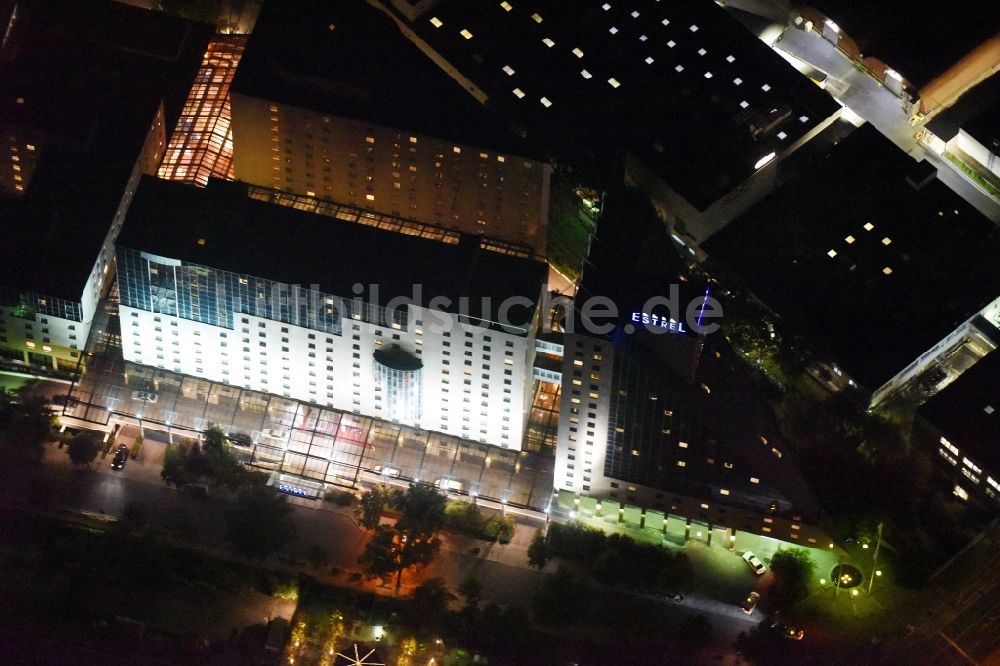 Berlin bei Nacht aus der Vogelperspektive: Nachtluftbild Gebäudekomplex der Hotelanlage Estrel im Stadtbezirk Neukölln in Berlin