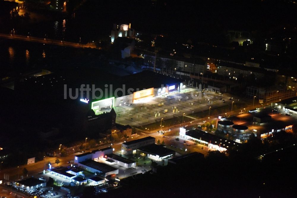 Berlin bei Nacht von oben - Nachtluftbild Gebäudekomplex der Hotelanlage Estrel im Stadtbezirk Neukölln in Berlin