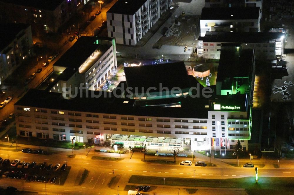 Schönefeld bei Nacht aus der Vogelperspektive: Nachtluftbild Gebäudekomplex der Hotelanlage Holiday Inn in Schönefeld im Bundesland Brandenburg, Deutschland