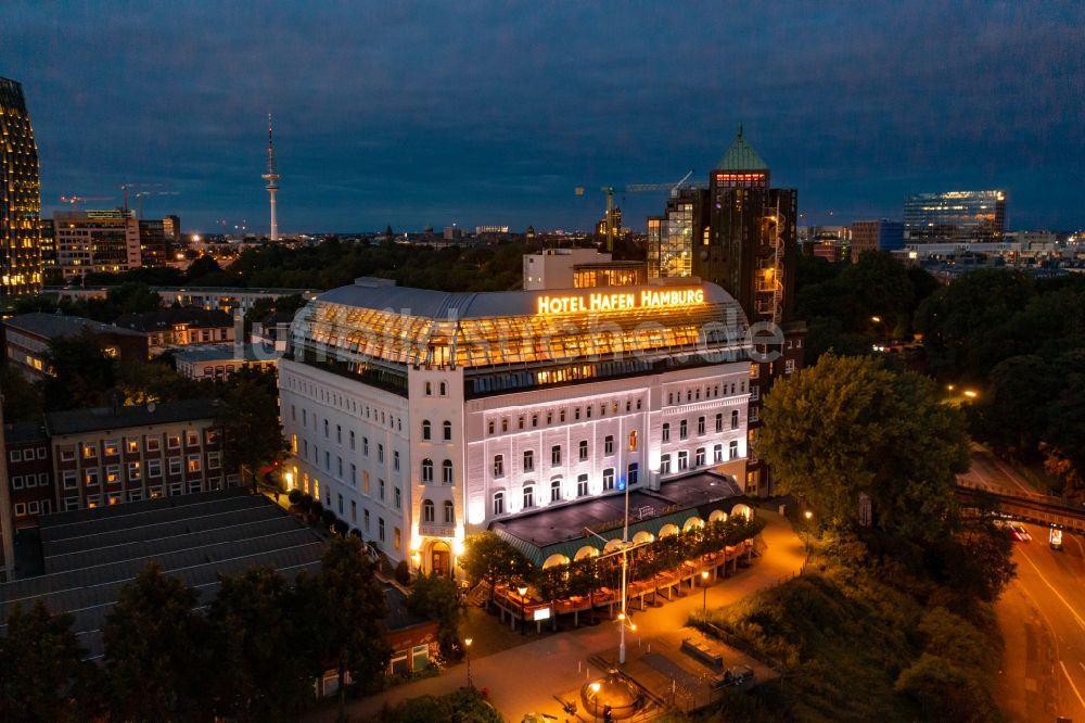 Hamburg bei Nacht aus der Vogelperspektive: Nachtluftbild Gebäudekomplex der Hotelanlage Hotel Hafen Hamburg in Hamburg, Deutschland