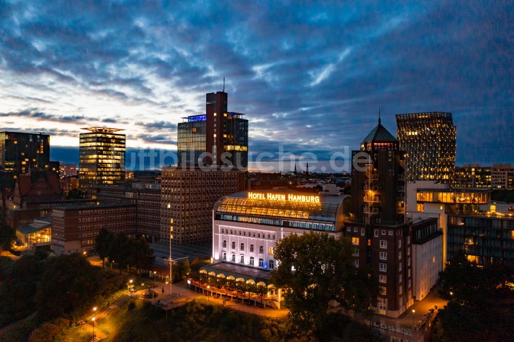 Nachtluftbild Hamburg - Nachtluftbild Gebäudekomplex der Hotelanlage Hotel Hafen Hamburg in Hamburg, Deutschland