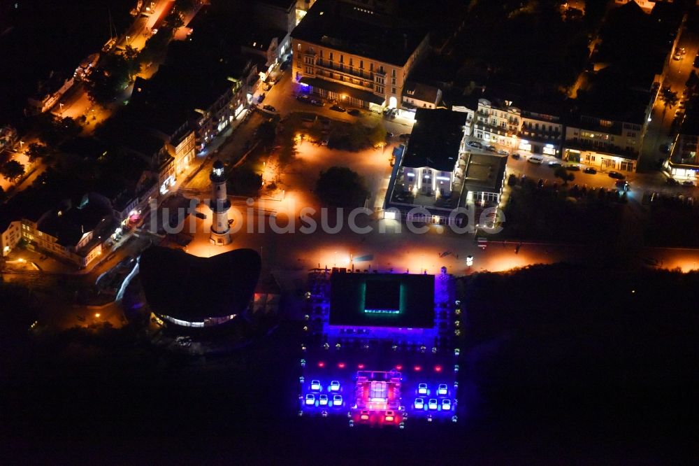 Rostock bei Nacht von oben - Nachtluftbild Gebäudekomplex der Hotelanlage Hotel Am Leuchtturm im Ortsteil Warnemünde in Rostock im Bundesland Mecklenburg-Vorpommern, Deutschland