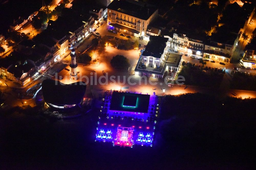 Rostock bei Nacht aus der Vogelperspektive: Nachtluftbild Gebäudekomplex der Hotelanlage Hotel Am Leuchtturm im Ortsteil Warnemünde in Rostock im Bundesland Mecklenburg-Vorpommern, Deutschland