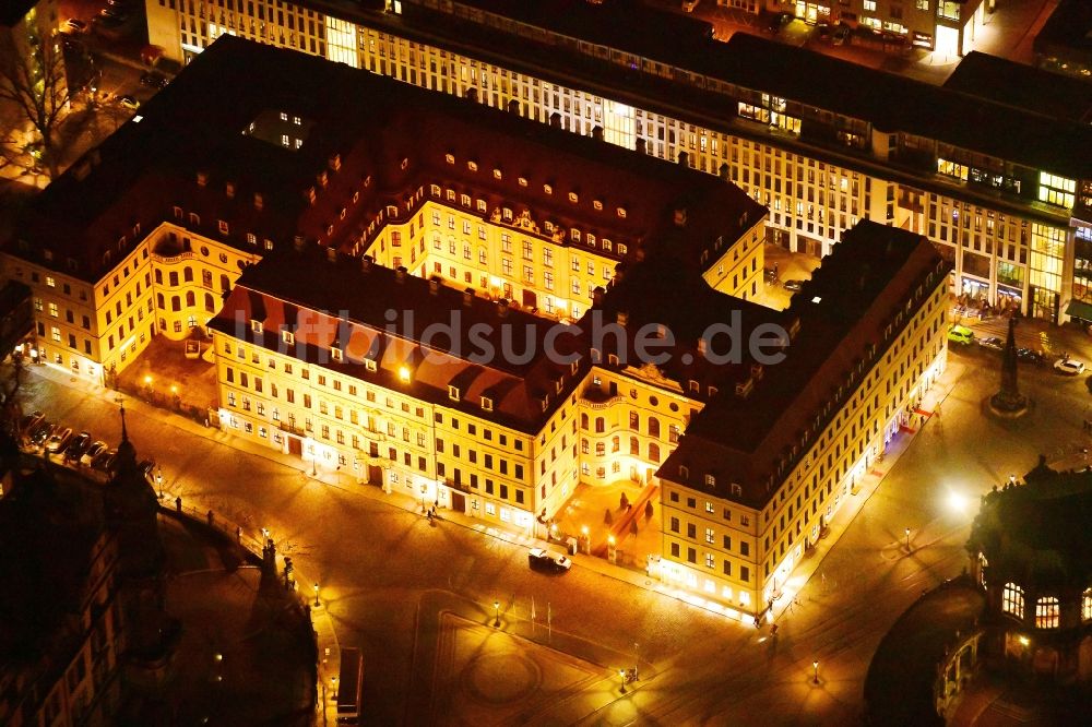 Dresden bei Nacht von oben - Nachtluftbild Gebäudekomplex der Hotelanlage Hotel Taschenbergpalais Kempinski Dresden in Dresden im Bundesland Sachsen, Deutschland