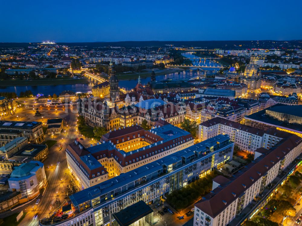 Nachtluftbild Dresden - Nachtluftbild Gebäudekomplex der Hotelanlage Hotel Taschenbergpalais Kempinski Dresden in Dresden im Bundesland Sachsen, Deutschland