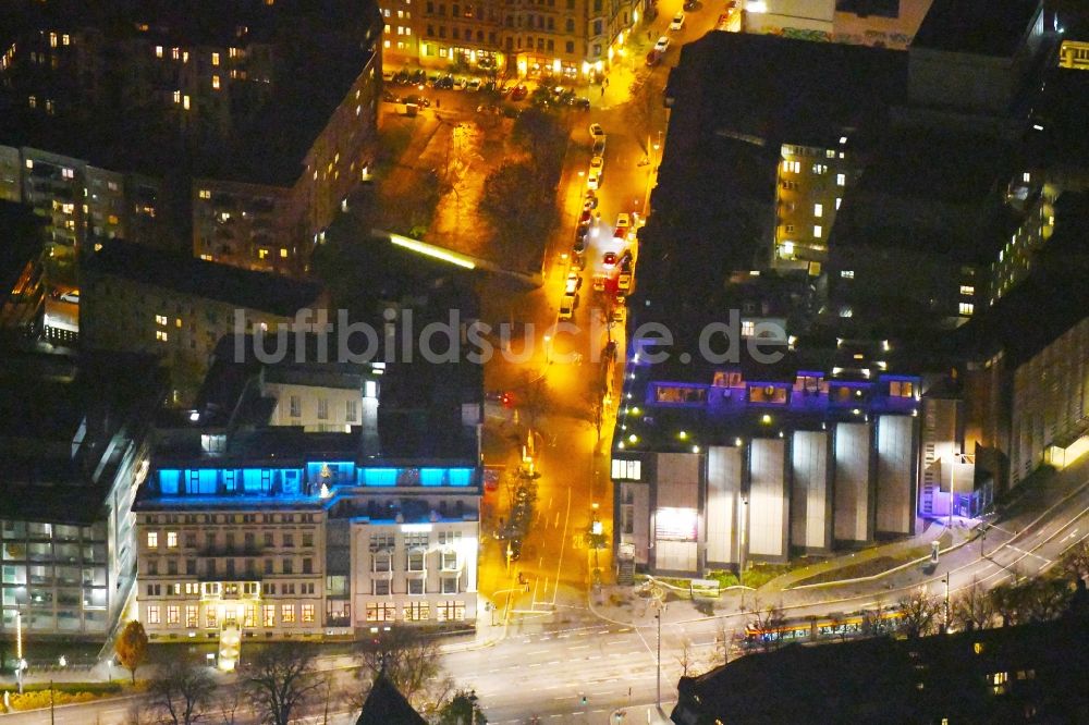 Leipzig bei Nacht von oben - Nachtluftbild Gebäudekomplex der Hotelanlage INNSIDE Leipzig und Nachtclub TwentyOne am Dittrichring Ecke Gottschedstraße in Leipzig im Bundesland Sachsen, Deutschland