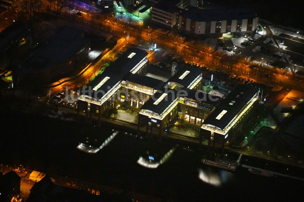 Nacht-Luftaufnahme Lübeck - Nachtluftbild Gebäudekomplex der Hotelanlage Radisson Blu Senator Hotel in Lübeck im Bundesland Schleswig-Holstein, Deutschland