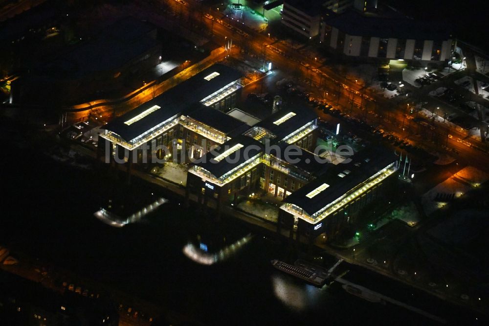 Lübeck bei Nacht aus der Vogelperspektive: Nachtluftbild Gebäudekomplex der Hotelanlage Radisson Blu Senator Hotel in Lübeck im Bundesland Schleswig-Holstein, Deutschland