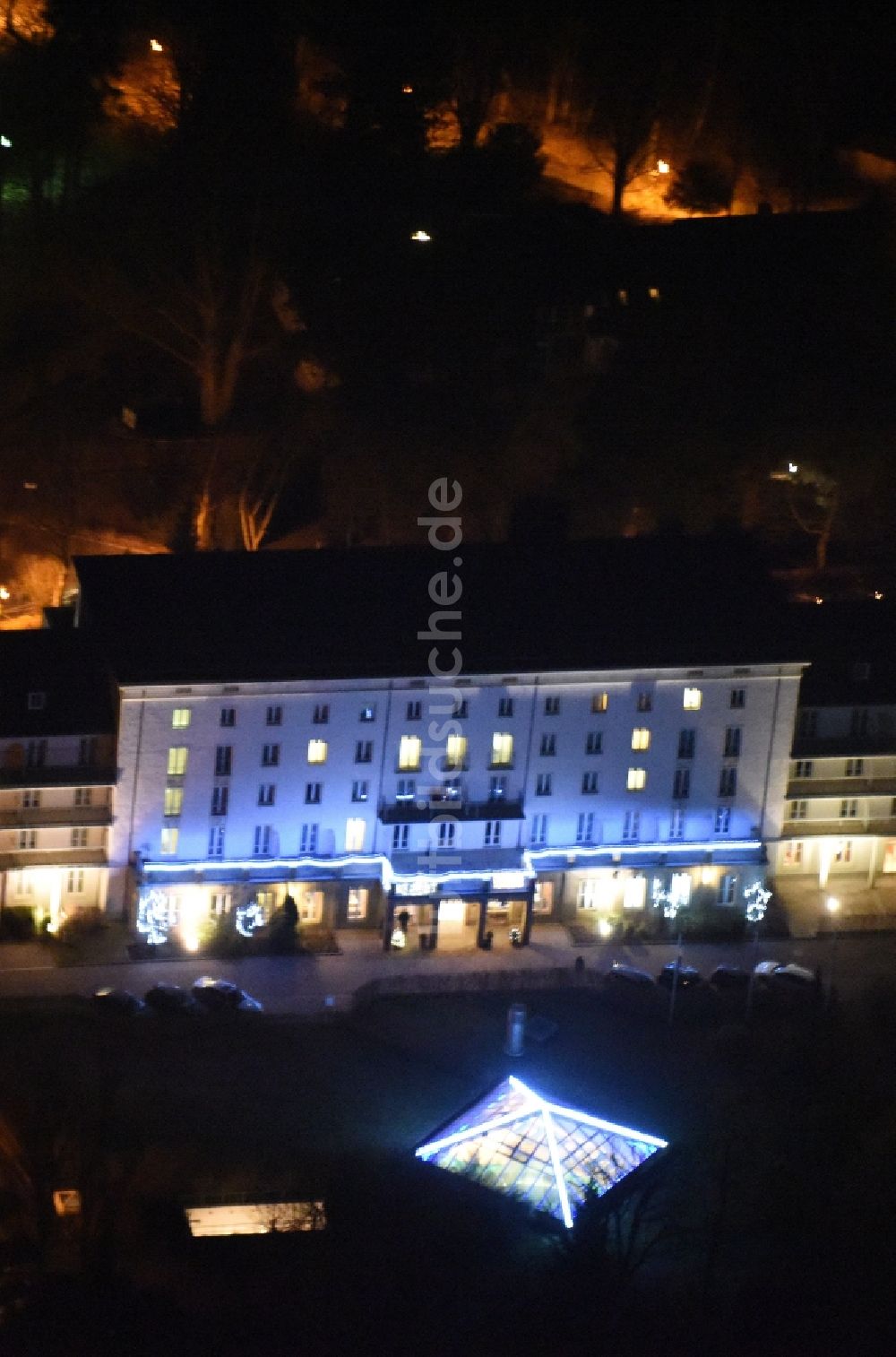 Nachtluftbild Friedrichroda - Nachtluftbild Gebäudekomplex der Hotelanlage RAMADA Hotel Friedrichroda in Friedrichroda im Bundesland Thüringen