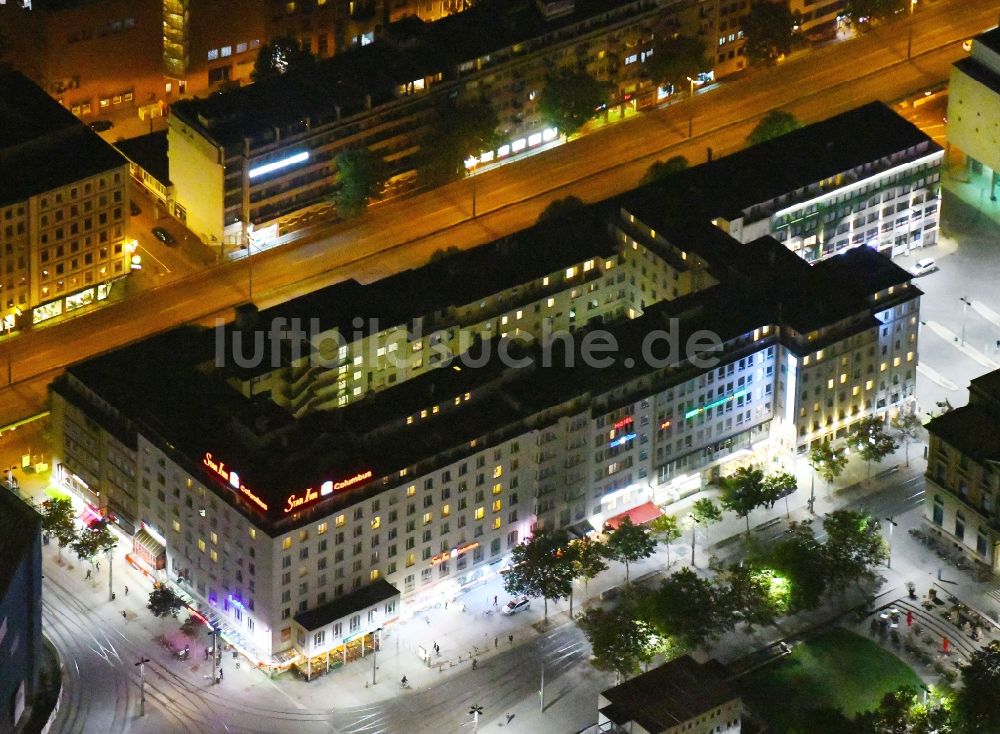 Nacht-Luftaufnahme Bremen - Nachtluftbild Gebäudekomplex der Hotelanlage Star Inn Hotel Premium Bremen Columbus in Bremen, Deutschland